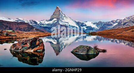 Vista panoramica mattutina del lago di Stellisee con Monte Cervino/Monte Cervino sullo sfondo. Impressionante scena autunnale delle Alpi svizzere, località di Zermatt, Foto Stock