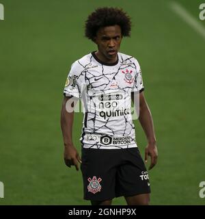 Corinthians midfielder Willian durante la serie Campeonato Brasileiro (Lega Nazionale Brasiliana) Una partita di calcio tra Corinthians e Palmeiras alla Neo Quimica Arena di Sao Paulo, Brasile. I Corinthians hanno vinto il gioco 2-1 con entrambi i loro gol che sono segnati dal giocatore ex-Palmeiras Roger Guedes. Gabriel Menino ha segnato per Palmeiras. Il risultato lascia Palmeiras ancora al secondo posto e Corinzi al sesto posto. Credit: SPP Sport Press Photo. /Alamy Live News Foto Stock