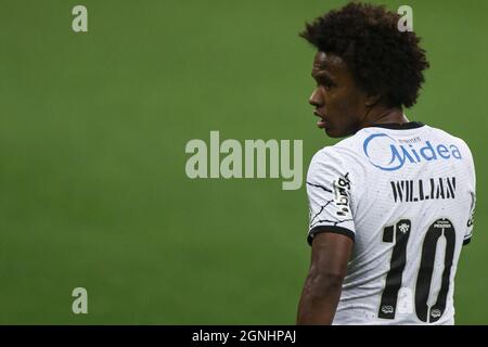 Corinthians midfielder Willian durante la serie Campeonato Brasileiro (Lega Nazionale Brasiliana) Una partita di calcio tra Corinthians e Palmeiras alla Neo Quimica Arena di Sao Paulo, Brasile. I Corinthians hanno vinto il gioco 2-1 con entrambi i loro gol che sono segnati dal giocatore ex-Palmeiras Roger Guedes. Gabriel Menino ha segnato per Palmeiras. Il risultato lascia Palmeiras ancora al secondo posto e Corinzi al sesto posto. Credit: SPP Sport Press Photo. /Alamy Live News Foto Stock