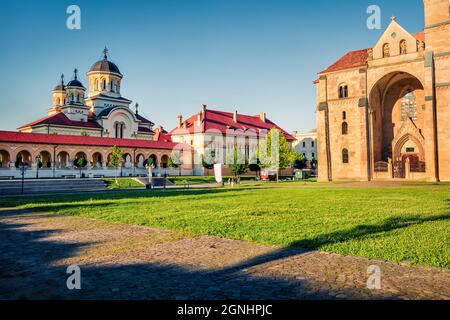 Bella vista estiva della Cattedrale Ortodossa di Coronazione nella Fortezza di Alba Iulia. Pittoresca scena serale della Transilvania, città di Iulia Alba, Romania Foto Stock