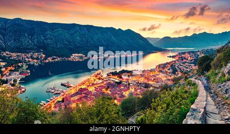 Grande tramonto estivo nel porto di Kotor. Vista aerea serale della baia di Cattaro e della città vecchia dalla collina del monte Lovcen. Bel mondo di Mediterraneo contare Foto Stock