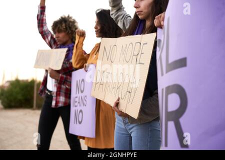 Primo piano di un banner che dice No More Patriarchy. Attivista che dimostra il potere femminile. Foto Stock