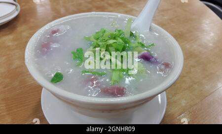 Congee in vendita in un negozio a Hong Kong Foto Stock