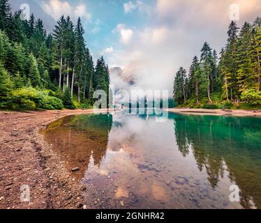 Spettacolare vista autunnale del lago di Braies. Meravigliosa scena mattutina delle Alpi Dolomiti, Naturpark Fanes-Sennes-Prags, Italia, Europa. Bellezza della natura concep Foto Stock