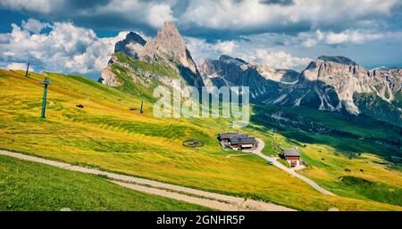 Vista panoramica mattutina della Val Gardena con la vetta della Furchetta sullo sfondo. Maestosa scena estiva del Parco Nazionale Puez Odle, Alpi Dolomiti, Provincia Foto Stock