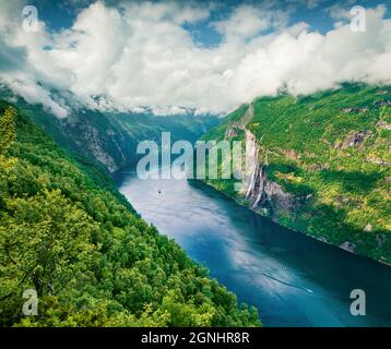 Scena estiva mozzafiato del fiordo Sunnylvsfjorden, località di Geiranger, Norvegia occidentale. Vista aerea mattutina delle famose cascate Seven Sisters Foto Stock