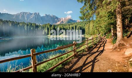 Splendida vista estiva sul lago Carezza (Karersee). Spettacolare scena mattutina delle Alpi Dolomiti, provincia di Bolzano, Alto Adige, Italia, Europa. Abbellito Foto Stock