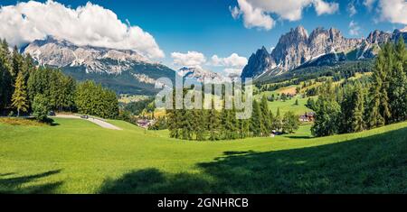 Vista panoramica mattutina della località di Cortina d’Ampezzo. Spettacolare scena estiva delle Alpi Dolomiti, Provincia di Belluno, Italia, Europa. Bellezza di countrisi Foto Stock