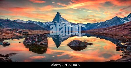 Tranquilla vista mattutina del lago di Stellisee con Monte Cervino / Monte Cervino sullo sfondo. Esotica scena autunnale delle Alpi Svizzere, località di Zermatt, Svizzero Foto Stock