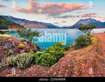 Pittoresco paesaggio marino mediterraneo in Turchia. Meravigliosa alba estiva nella baia di Adrasan con vista sul Monte Moses. Distretto di Kemer, Provincia di Antalya Foto Stock