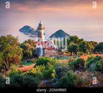 Splendida vista estiva del faro sulla penisola di Gelidonya. Colorata alba in Turchia, Asia. Grande condimenti a motore del mare Mediterraneo. Viaggio c Foto Stock