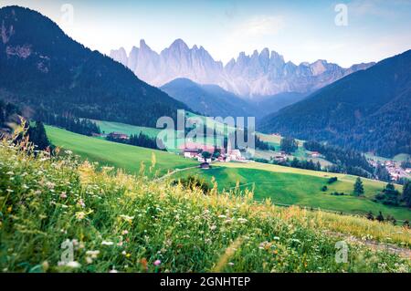 Splendida vista mattutina di Santa Maddalena o del villaggio di Santa Maddalena. Pittoresca scena estiva della valle di Funes. Pittoresco paesaggio del Parco Nazionale Foto Stock