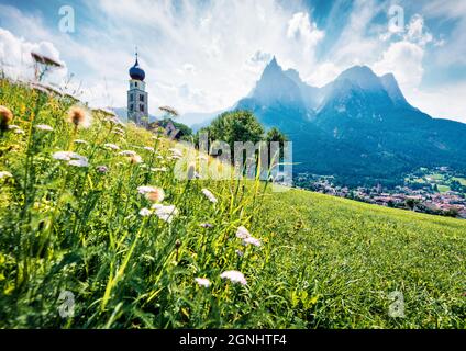 Splendida vista mattutina della Chiesa di San Valentino a Castelrotto/villaggio di Kastelruth. Colorata scena estiva delle Alpi Dolomiti, Bolzano, Alto Adige, Italia. Foto Stock