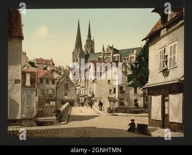 La strada del mercato con guglie della cattedrale di Chartres sullo sfondo, Chartres, Francia ca 1890-1900 Foto Stock