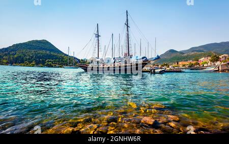 Vista panoramica primaverile di Port Nydri. Coloratissimo paesaggio marino mattutino del Mar Ionio. Scena all'aperto soleggiata dell'isola di Lefkada, Grecia, Europa. Concetto di viaggio Foto Stock