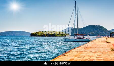 Panoramica estate wiew di Port Nydri. Meravigliosa mattina di mare Ionio. Scena all'aperto soleggiata dell'isola di Lefkada, Grecia, Europa. Marcia concep Foto Stock