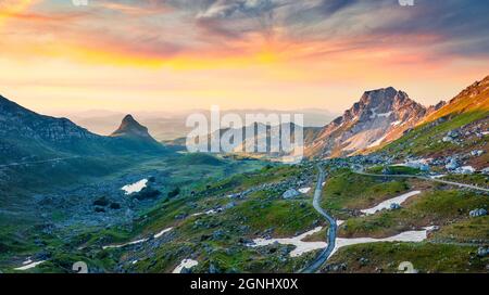 Incredibile vista estiva dal Sedlo Pass. Spettacolare alba in Durmitor National PRK, Montenegro, Europa. Bel mondo dei paesi mediterranei. Foto Stock