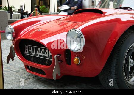 Shelby Cobra il mito .Red 1965 Shelby Cobra, Shelby 427 Cobra 1965.designed di Carroll Shelby per trattare con Ferrari cars.Here la vediamo ad Atene Foto Stock