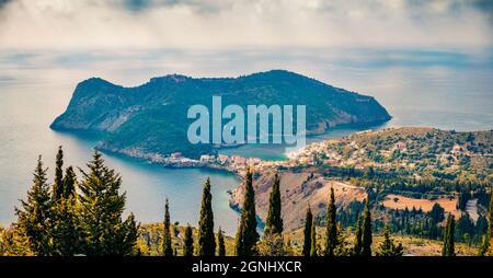 Vista aerea estiva della penisola di Asos e della città. Splendida vista mare del mattino sul Mar Ionio. Emozionante scena all'aperto dell'isola di Cefalonia, Grecia, Europa. T Foto Stock