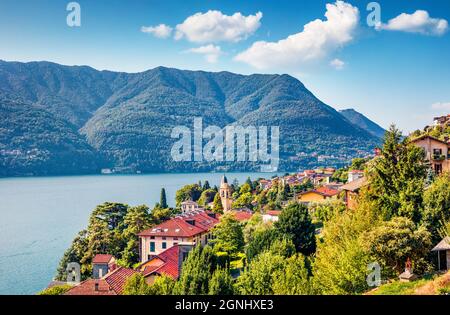 Laglio è una piccola tonnellata sul lago di Como, provincia di Como, regione Lombardia, Italia, Europa. Summy vista estiva di con la chiesa di S.Giorgio. Viaggio c Foto Stock
