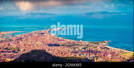 Paesaggio urbano aereo mattutino della città di Trapani, Sicilia occidentale, Italia, Europa. Panoramica mare di primavera del Mediterraneo con le Isole Egadi sul fondo Foto Stock