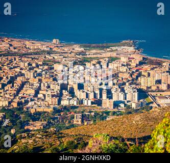 Paesaggio urbano aereo mattutino della città di Trapani, Sicilia occidentale, Italia, Europa. La splendida stagione estiva del Mediterraneo con le Isole Egadi sul backgro Foto Stock