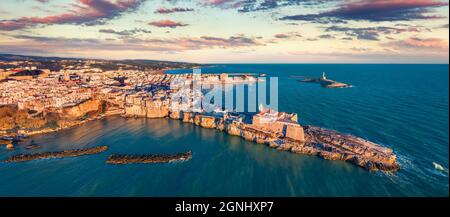 Vista panoramica dal drone volante. Sorprendente paesaggio urbano mattutino di Vieste - città costiera nel Parco Nazionale del Gargano con Castello Svevo, Italia, Europa. Briga Foto Stock