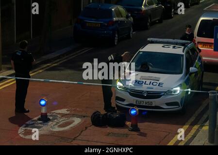 Hainault Avenue, Westcliff on Sea, Essex, Regno Unito. 26 settembre 2021. Hainault Avenue a Westcliff è stato chiuso dalla polizia dalle 23:00 circa il sabato sera, il 25 settembre 2021, con segnalazioni non confermate di un omicidio. Vari furgoni e veicoli della polizia sono stati visti entrare nell'area chiusa. La strada è ancora chiusa alle 07:00 di domenica mattina. AGGIORNAMENTO: È stato confermato che un maschio, James Avis, ha ceduto a lesioni subite durante un attacco nonostante gli sforzi di paramedici sulla scena. Due maschi di 24 anni (Radu ciobanu) e 27 sono stati arrestati per sospetto di omicidio Foto Stock