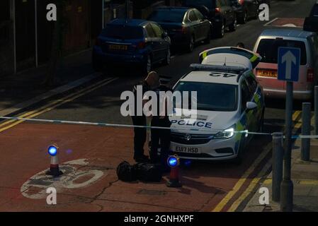 Hainault Avenue, Westcliff on Sea, Essex, Regno Unito. 26 settembre 2021. Hainault Avenue a Westcliff è stato chiuso dalla polizia dalle 23:00 circa il sabato sera, il 25 settembre 2021, con segnalazioni non confermate di un omicidio. Vari furgoni e veicoli della polizia sono stati visti entrare nell'area chiusa. La strada è ancora chiusa alle 07:00 di domenica mattina. AGGIORNAMENTO: È stato confermato che un maschio, James Avis, ha ceduto a lesioni subite durante un attacco nonostante gli sforzi di paramedici sulla scena. Due maschi di 24 anni (Radu ciobanu) e 27 sono stati arrestati per sospetto di omicidio Foto Stock