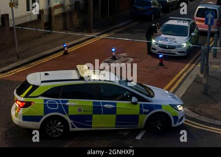 Hainault Avenue, Westcliff on Sea, Essex, Regno Unito. 26 settembre 2021. Hainault Avenue a Westcliff è stato chiuso dalla polizia dalle 23:00 circa il sabato sera, il 25 settembre 2021, con segnalazioni non confermate di un omicidio. Vari furgoni e veicoli della polizia sono stati visti entrare nell'area chiusa. La strada è ancora chiusa alle 07:00 di domenica mattina. AGGIORNAMENTO: È stato confermato che un maschio, James Avis, ha ceduto a lesioni subite durante un attacco nonostante gli sforzi di paramedici sulla scena. Due maschi di 24 anni (Radu ciobanu) e 27 sono stati arrestati per sospetto di omicidio Foto Stock