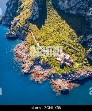 Vista dal drone volante. Vista dall'alto del capo Zafferano con faro. Colorato mare di primavera del Mediterraneo, Sicilia, Italia, Europa. Viaggiatori Foto Stock