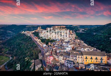 Vista dal drone volante. Fantastico tramonto primaverile nella città di Ragusa con il Duomo di San Giorgio - chiesa cattolica barocca sullo sfondo. Incredibile serata sc Foto Stock