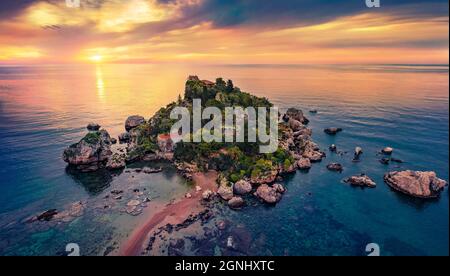 Vista dal drone volante. Magnifica vista mattutina dell'isola Bella. Incredibile mare di primavera del Mediterraneo. Fantastica alba nel traino di Mazzaro Foto Stock