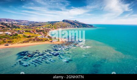 Vista dal drone volante. Incredibile vista mattutina della spiaggia di Giallonardo. Fantastica stagione primaverile del Mediterraneo, Sicilia, Italia, Europa. In viaggio Foto Stock