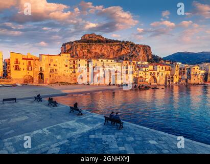 Tranquilla domenica sera nella città di Cefalu. Tramonto mozzafiato sul Mediterraneo, Sicilia, Italia, Europa. Concetto di viaggio background. Foto Stock