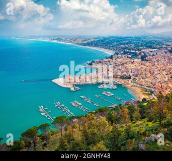 Colorato paesaggio urbano mattutino della città di Castellammare del Golfo. Soleggiato mare di primavera del Mediterraneo. Scenario pittoresco della Sicilia, Trapani Provin Foto Stock