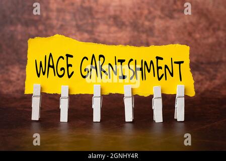 Segno che mostra la guarnizione salariale. Internet Concept deduzione di denaro da compensazione ordinata dal tribunale Brainstorming la Nuova idea di soluzioni e. Foto Stock