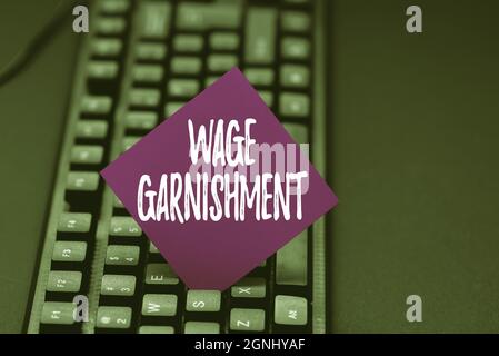 Segno che mostra la guarnizione salariale. Idea di business deduzione di denaro da compensazione ordinata dal tribunale digitando nuovo libro di testo educativo, Abstract Foto Stock