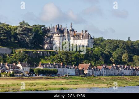 Blois è un comune e la città capitale del dipartimento Loir-et-Cher nel Centro-Val de Loire, Francia, situato sulle rive del basso fiume Loira betw Foto Stock