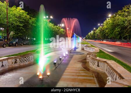 Colorata vista notturna della fontana nella città di Bucarest - capitale della Romania, Europa. Concetto di viaggio background. Foto Stock