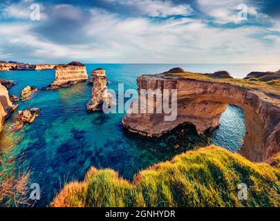 Spettacolare vista primaverile della famosa attrazione turistica - Torre Sant'Andrea. Meravigliosa mattina di mare Adriatico, località di Torre Sant'Andrea Foto Stock