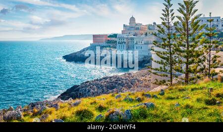 Panorama primaverile di Santa Cesarea Terme - comune e comune in provincia di Lecce, Puglia, Italia meridionale, europa. Superba berretto pomeridiano Foto Stock