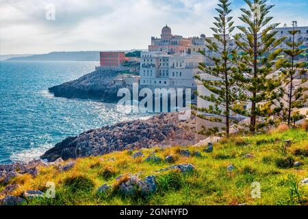 Stupendo paesaggio primaverile di Santa Cesarea Terme - città e comune in provincia di Lecce, Puglia, Italia meridionale, europa. Stagione qpomeriggio brillante Foto Stock