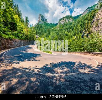 Splendida vista estiva del passo Bicaz. Scena mattutina di sole della contea di Harghita, Romania, Europa. Concetto di viaggio background. Foto Stock