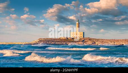 Vista mattutina tempestosa del faro nella città di Vieste. Fantastica alba primaverile sul mare Adriatico, Parco Nazionale del Gargano, Regione Puglia, Italia, Europa. Traversata Foto Stock