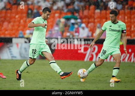 Dani Vivian del Club Atletico con Oscar de Marcos del Club Atletico durante la partita la Liga tra Valencia CF e il Club Atletico allo Stadio Mestalla di Valencia, Spagna. Foto Stock