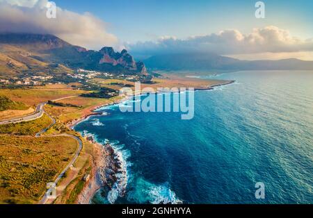 Vista dal drone volante. Splendida scena primaverile della Sicilia, spiaggia di Isolidda, capo San Vito, Italia, Europa. Grande mattina mare del Mediterraneo. B Foto Stock