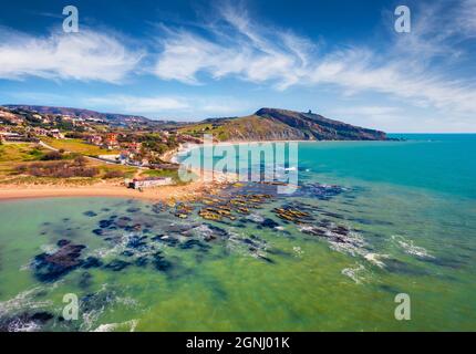 Vista dal drone volante. Splendida vista mattutina della spiaggia di Giallonardo. Avvincente mare di primavera del Mediterraneo, Sicilia, Italia, Europa. Viaggiatori Foto Stock