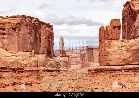 TRE GOSSIPI, PECORE E TORRI DI TRIBUNALE archi parco nazionale deserto roccia vista moab utah stati uniti Foto Stock
