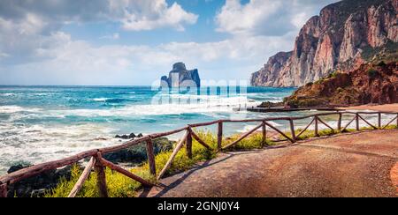 Vista panoramica estiva della famosa destinazione turistica - Concali su Terrainu. Splendida scena mattutina dell'isola di Sardegna, Italia, Europa. Mari sorprendenti Foto Stock